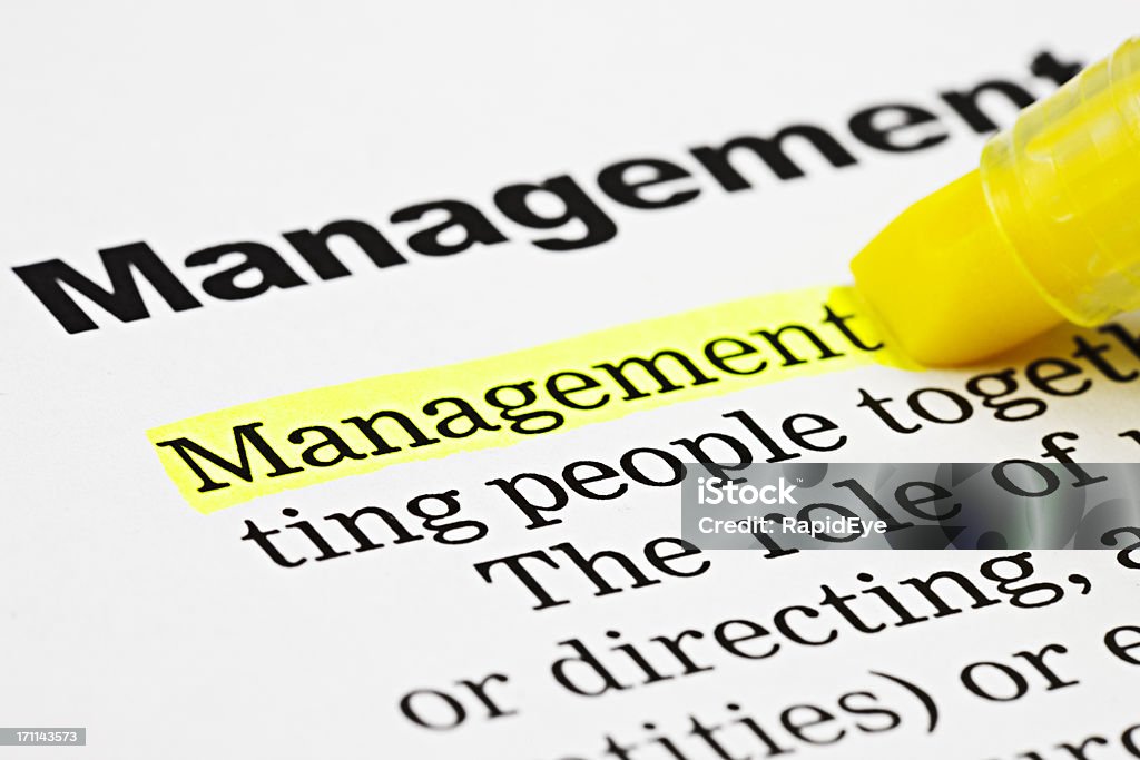 Gelbe Markierung zeigt die Wort'Management'in einem text - Lizenzfrei Führungstalent Stock-Foto