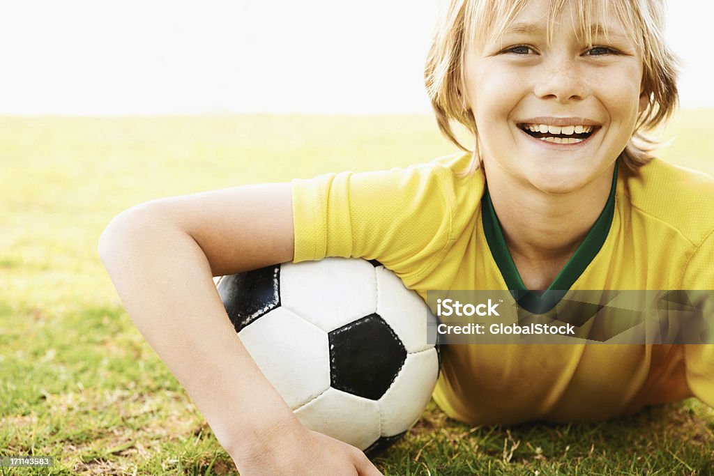 Joueur de Football américain souriant en vous détendant sur le terrain - Photo de 8-9 ans libre de droits