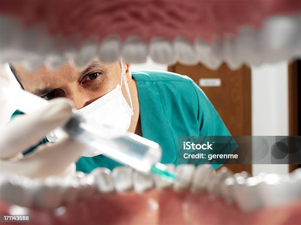 Foto de Dentista e mais fotos de stock de Aberto - Aberto, Dentista, 30 Anos