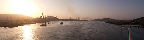 ponte delle americhe panama pano - panama canal panama global finance container ship foto e immagini stock