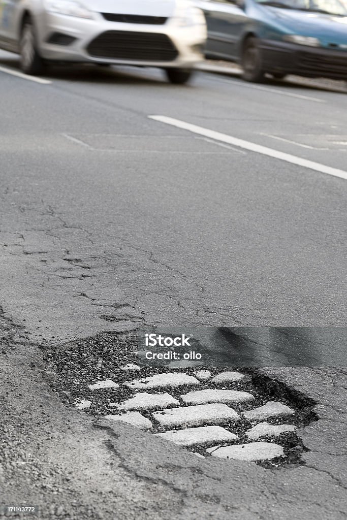 Zbliża się do samochodów, pothole - Zbiór zdjęć royalty-free (Dziura w drodze)