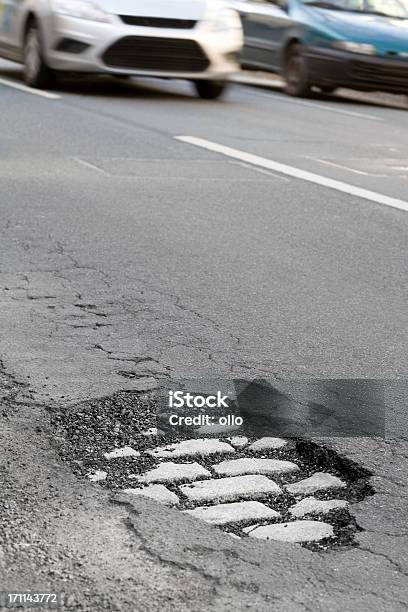 Zbliża Się Do Samochodów Pothole - zdjęcia stockowe i więcej obrazów Dziura w drodze - Dziura w drodze, Samochód, Miasto