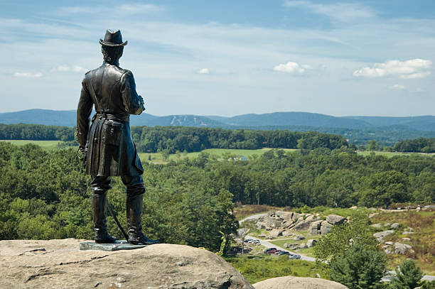 devils den von kleinen runde top, gettysburg battlefield blick auf - kriegsdenkmal stock-fotos und bilder