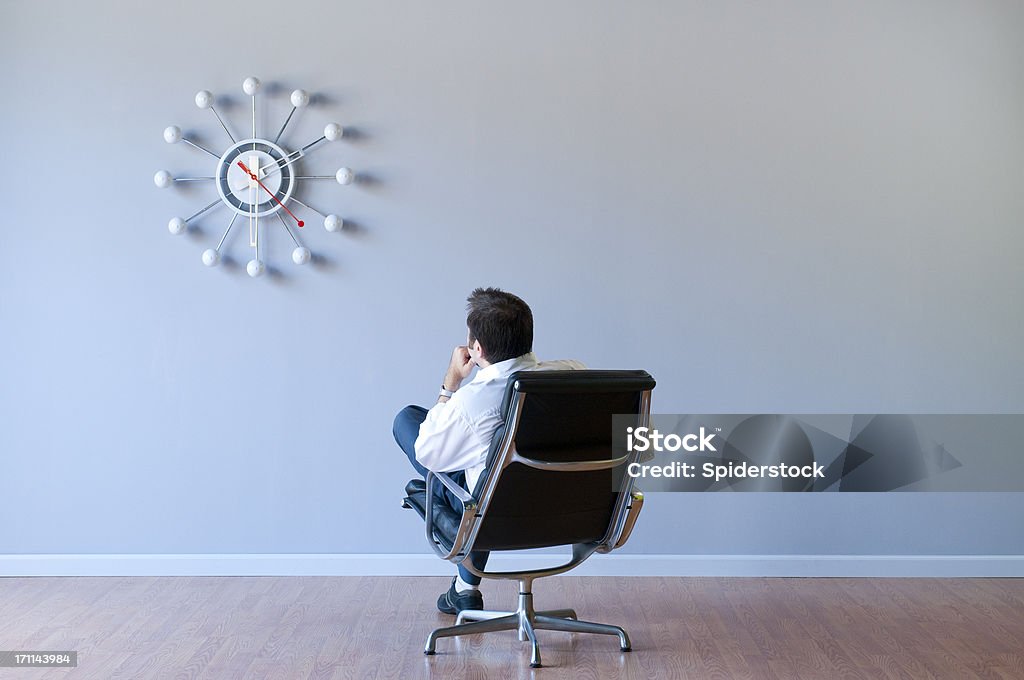 Hombre mirando en habitación vacía Retro de reloj - Foto de stock de Vacío libre de derechos