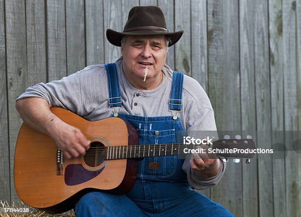 Bluegrass Gitarzysta Człowiek - zdjęcia stockowe i więcej obrazów Gitara - Gitara, Granie, Starsi mężczyźni