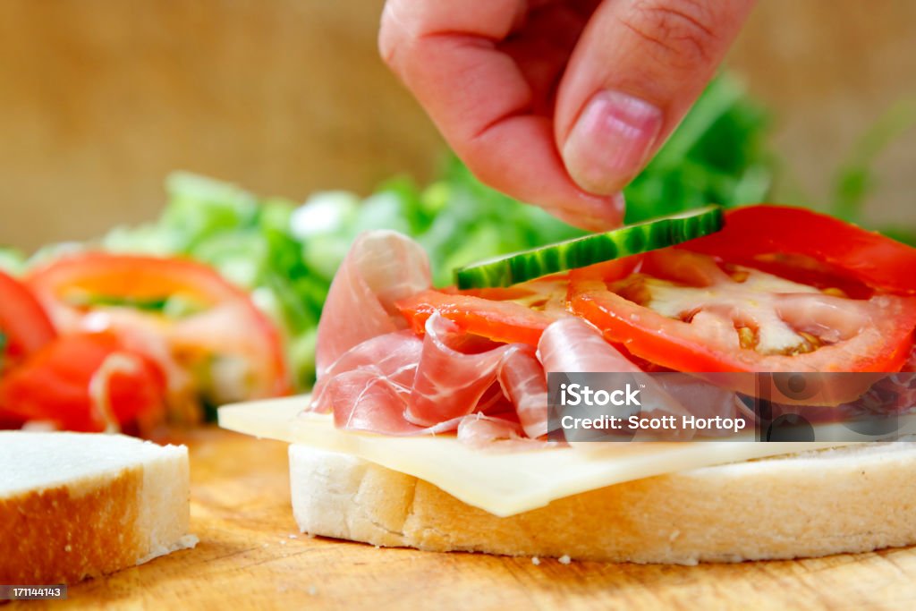 close-up de mão Fazer uma sanduíche - Foto de stock de Fazer uma sanduíche royalty-free