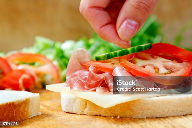 Foto de Closeup De Mão Fazer Uma Sanduíche e mais fotos de stock de Fazer uma sanduíche - Fazer uma sanduíche, Aberto, Adulto