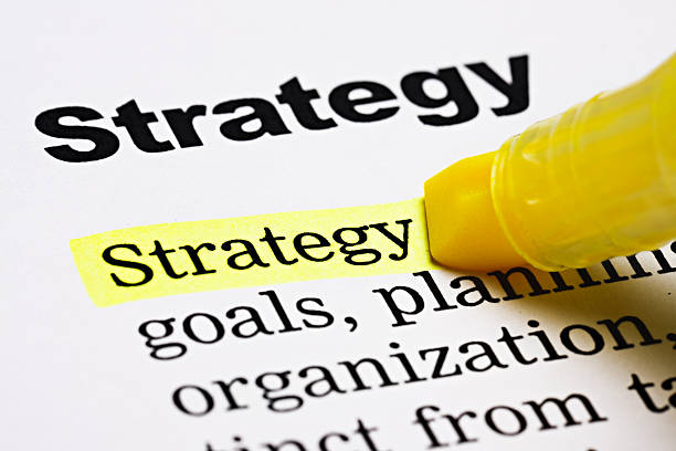 marcador resalta'strategy'en un documento impreso - emphasizing fotografías e imágenes de stock
