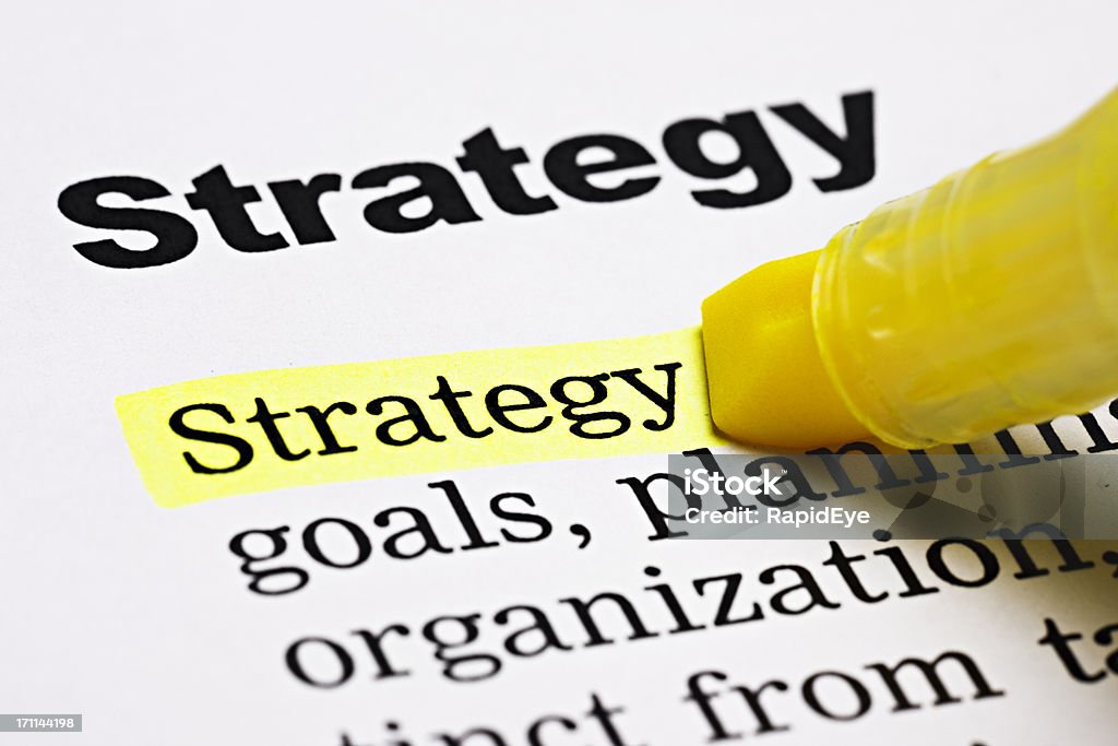 Zakreślacz podkreśla'Strategy'w drukowanego dokumentu - Zbiór zdjęć royalty-free (Strategia)