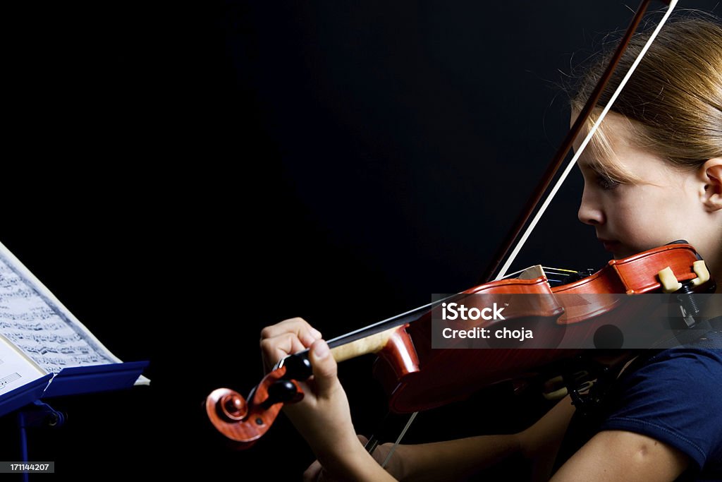 Retrato de jovem violinistas com o velho violino e valiosos. - Foto de stock de Arco - Equipamento Musical royalty-free