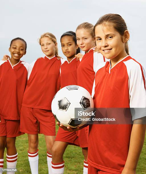 Foto de Equipe Com Seus Captainholding Uma Bola De Futebol e mais fotos de stock de Capitão - Capitão, Criança, Futebol