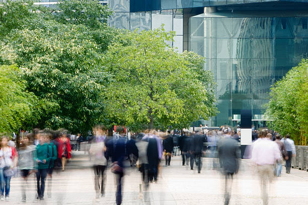 commuters walking in financial district, blurred motion - bouwbedrijf stockfoto's en -beelden