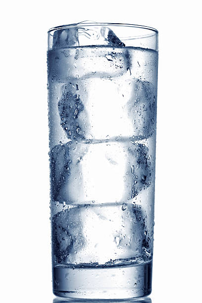 glas mit kaltem wasser - condensation water cold drink drop stock-fotos und bilder