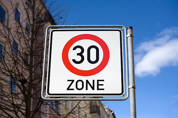 niemiecki znak drogowy-limit prędkości 30 kilometrów na godzinę - kilometers per hour zdjęcia i obrazy z banku zdjęć