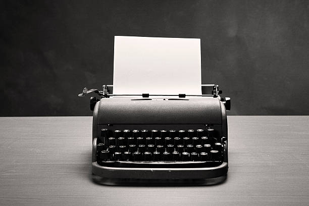 moody film noir shot di vintage macchina da scrivere e carta bianco - tastiera di macchina da scrivere foto e immagini stock