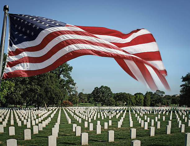 el cementerio nacional de arlington y nosotros bandera - arlington virginia cemetery arlington national cemetery national landmark fotografías e imágenes de stock