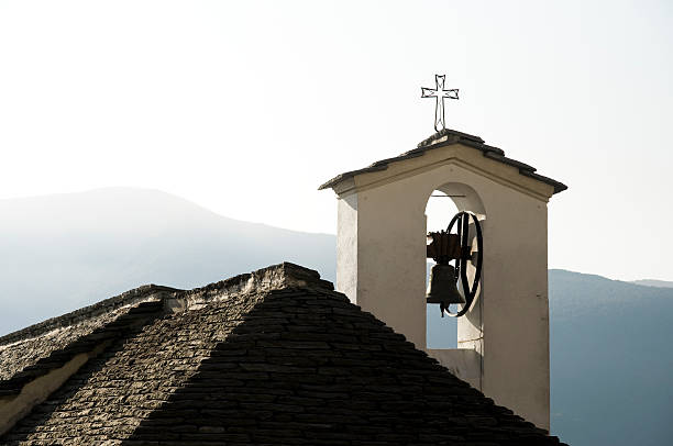 capela cross em uma aldeia de montanha - summit cross imagens e fotografias de stock