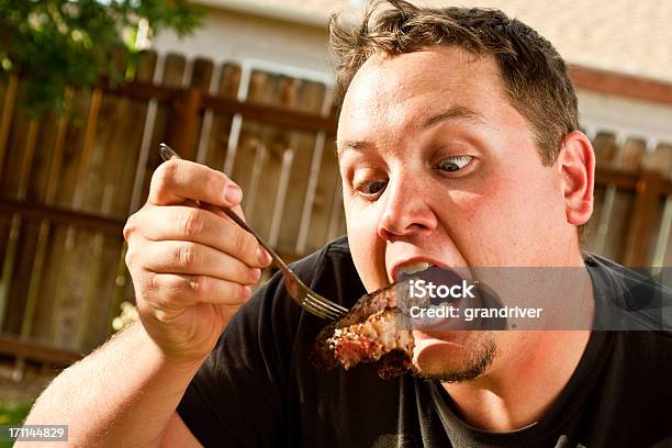 Man 食べるステーキ - バーベキュー料理のストックフォトや画像を多数ご用意 - バーベキュー料理, 1人, 網焼き