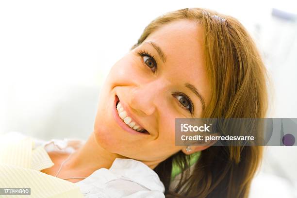 Mulher Sorridente - Fotografias de stock e mais imagens de Adulto - Adulto, Beleza, Branco