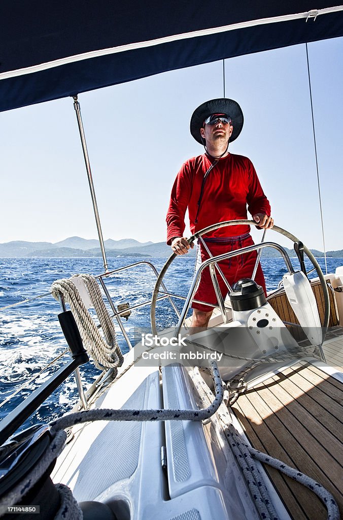 Feliz capitão de um barco à vela - Foto de stock de Veículo Aquático royalty-free