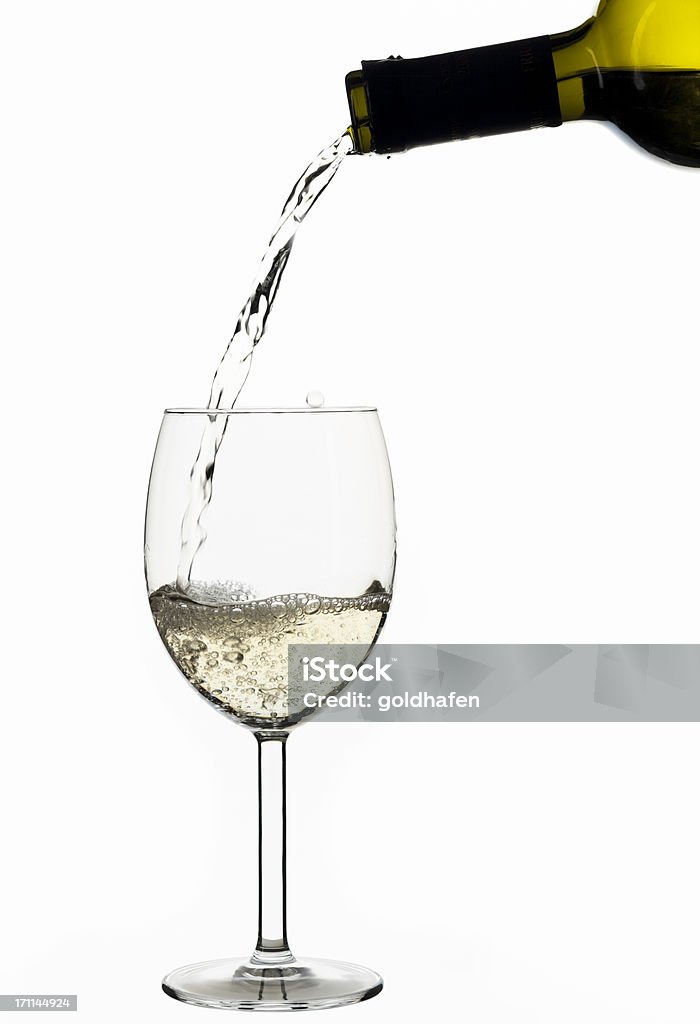 Vino bianco versato da una bottiglia verde isolato - Foto stock royalty-free di Vino bianco