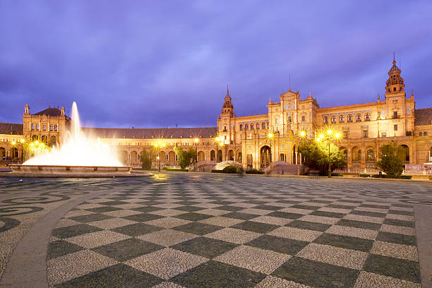 plaza espana in der dämmerung - seville sevilla fountain palacio espanol stock-fotos und bilder