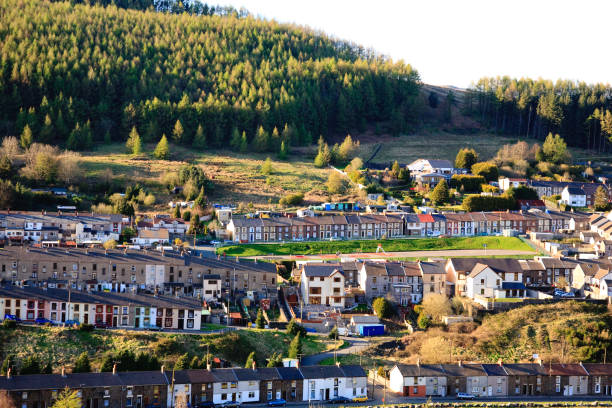 террасовое домов в rhondda, уэльс - south wales стоковые фото и изображения