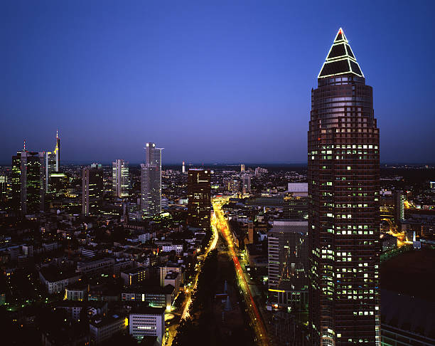 horizonte de frankfurt am main, alemanha - messeturn tower - fotografias e filmes do acervo