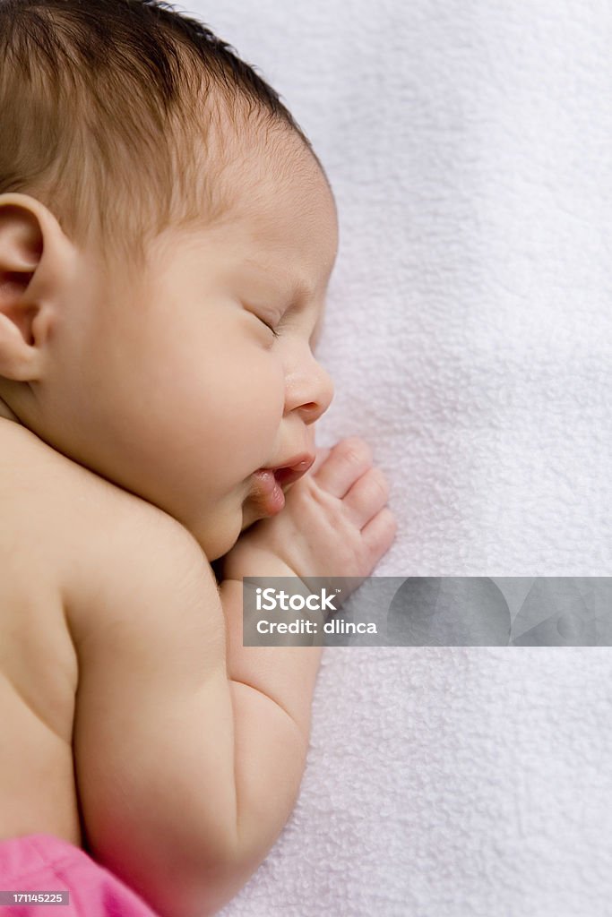 Gros plan d'un nouveau-né bébé dormir-Vertical - Photo de Blanc libre de droits