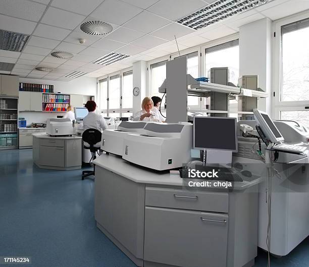 Техник В Лаборатории Банк Крови — стоковые фотографии и другие картинки Банк крови - Банк крови, В помещении, Горизонтальный
