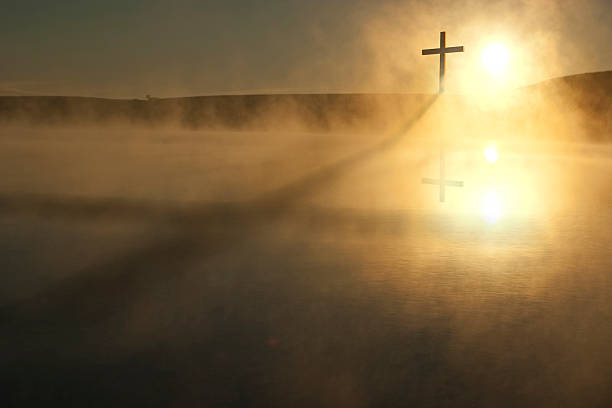 bandoulière simple longue ombre lever de soleil sur le lac de foggy bottom matin de pâques - cross cross shape easter christianity photos et images de collection