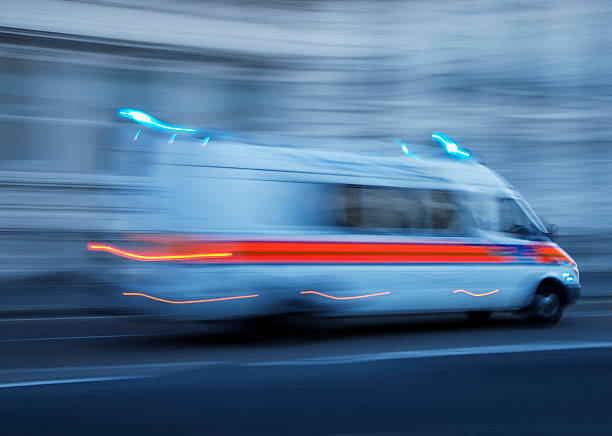 carro de polícia e ambulância acelerar, movimento desfocado, londres, inglaterra - emergency light fotos - fotografias e filmes do acervo