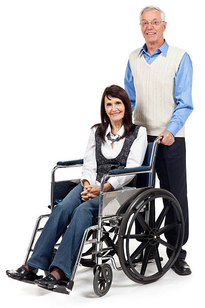 couple senior avec fauteuil roulant, isolé sur fond blanc - physical injury men orthopedic equipment isolated on white photos et images de collection