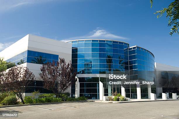 Edificio De Oficinas Foto de stock y más banco de imágenes de Bloque de Oficinas - Bloque de Oficinas, Aparcamiento, Suburbio - Zona residencial