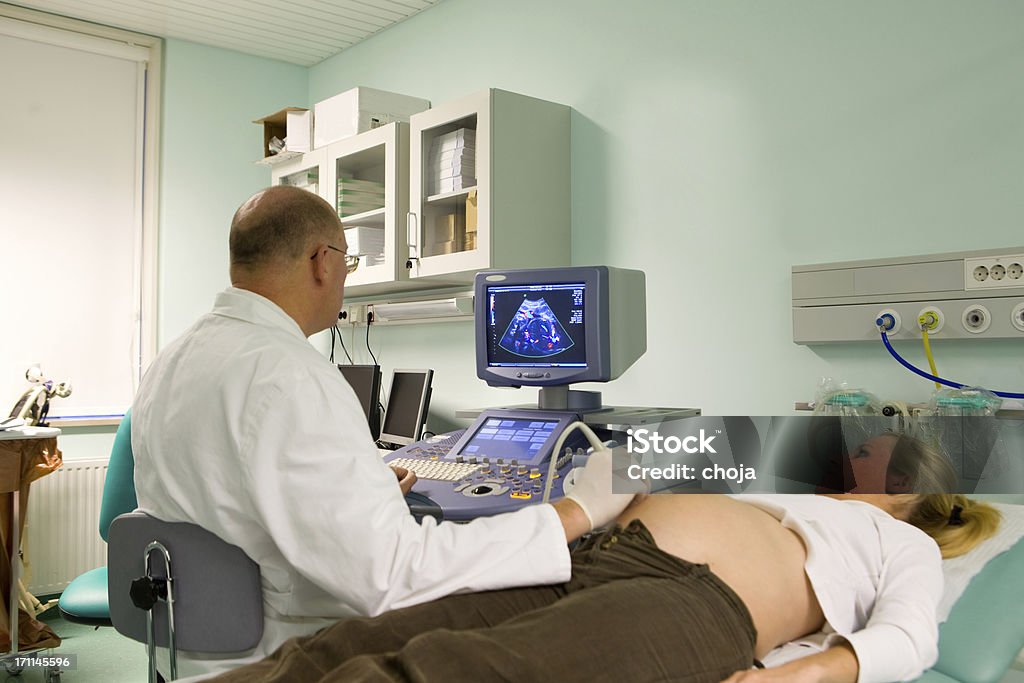 Schwangere Frauen hat ein Ultraschall-Untersuchung - Lizenzfrei Arzt Stock-Foto