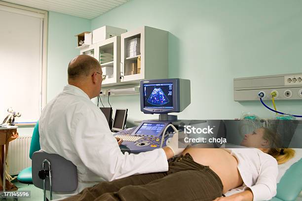 妊娠中の女性は超音波検査が - ヒトの胎児のストックフォトや画像を多数ご用意 - ヒトの胎児, ヘルスケアと医療, 写真