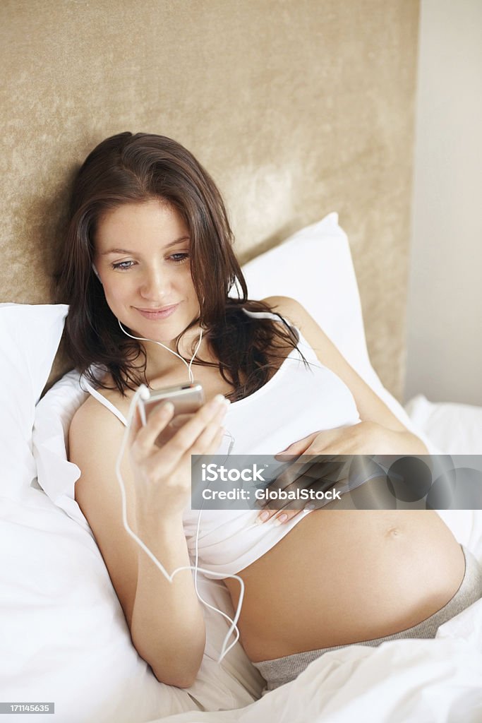 Glückliche schwangere Frau hören Musik - Lizenzfrei 20-24 Jahre Stock-Foto