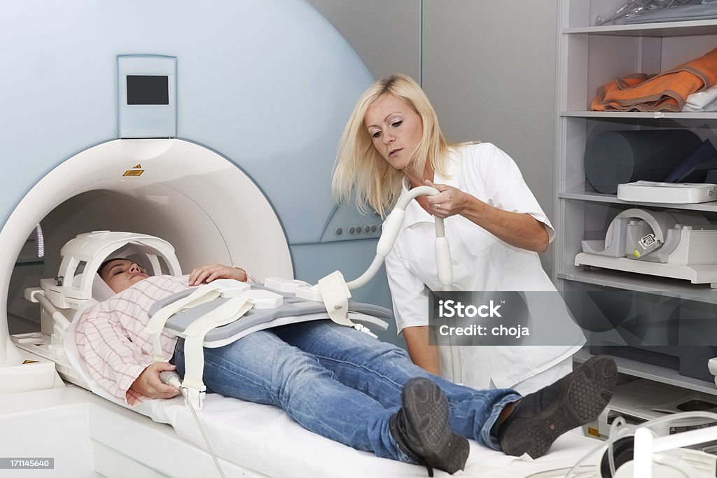 Junges Mädchen in CAT-scan machine.technician am Arbeitsplatz - Lizenzfrei Ausrüstung und Geräte Stock-Foto