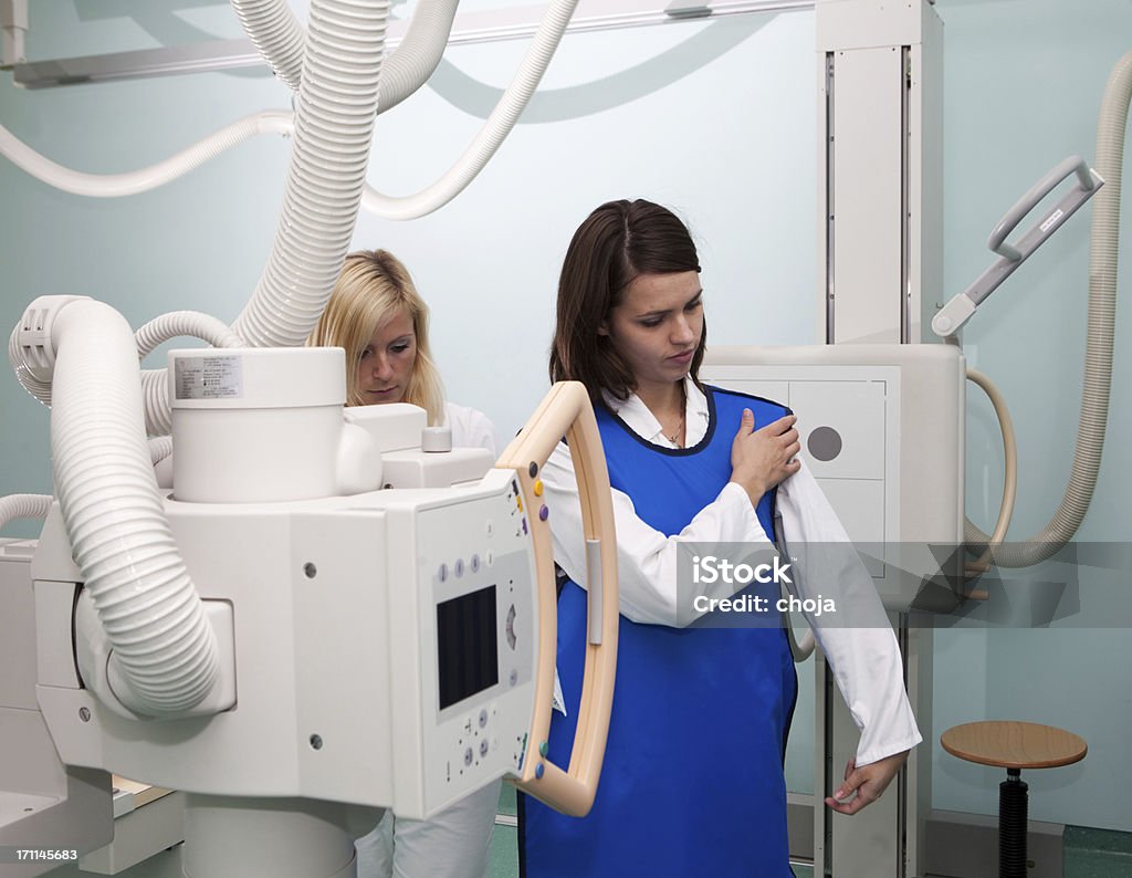 Junge Radiologe prepairing fow Arbeit, die Schutzanzug - Lizenzfrei Röntgenbild Stock-Foto