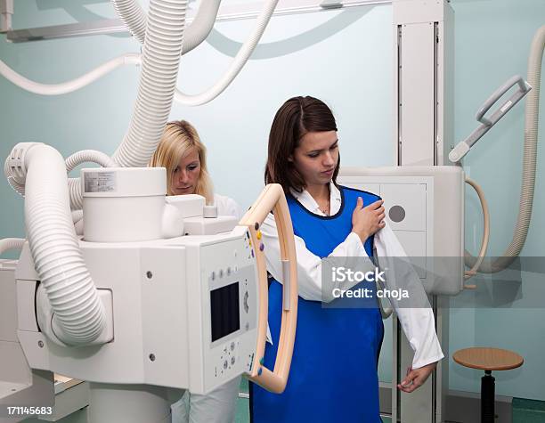Foto de Jovem Radiologista Prepairing Fow Trabalho Vestindo Roupa Protetora e mais fotos de stock de Imagem de raios X