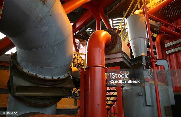 Foto de Plataforma De Estação Petrolífera Tubos E O Tanque e mais fotos de stock de 2000-2009 - 2000-2009, Cano, Complexidade