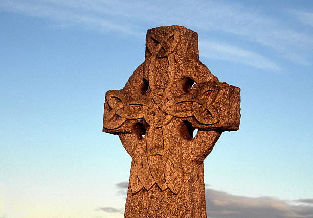 교차, 셀틱 노트 - tied knot celtic culture cross shape cross 뉴스 사진 이미지