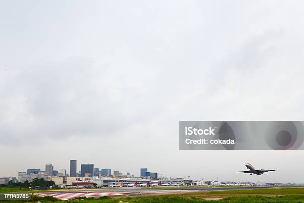 Avión De Despegue Foto de stock y más banco de imágenes de Aeropuerto - Aeropuerto, Río de Janeiro, Aeropuerto Santos Dumont