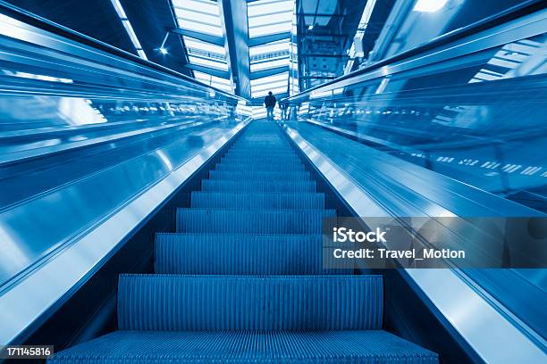 Foto de Pessoa Na Escada Rolante No Moderno Estação Ferroviária Amsterdam Bijlmer Arena e mais fotos de stock de Amsterdã