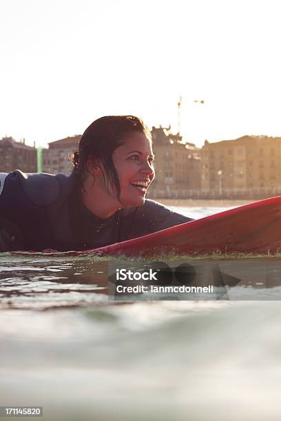 Remar - Fotografias de stock e mais imagens de Comunidade Autónoma do País Basco - Comunidade Autónoma do País Basco, Mulheres Jovens, Surf