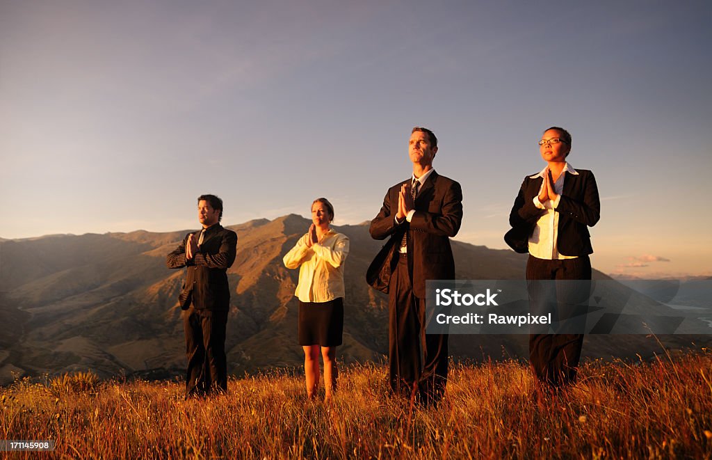 Geschäftsleute medetating bei Sonnenaufgang - Lizenzfrei Berg Stock-Foto