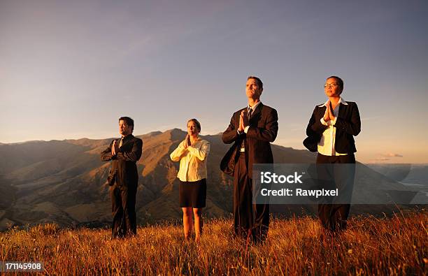 Geschäftsleute Medetating Bei Sonnenaufgang Stockfoto und mehr Bilder von Berg - Berg, Geschäftsleben, Natur