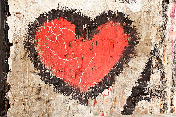 czerwone serce na ścianie. - graffiti surface level color image paint zdjęcia i obrazy z banku zdjęć