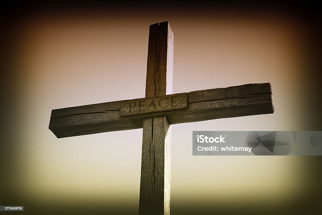 Cruz de madeira com a palavra paz - Foto de stock de Cruz - Forma royalty-free