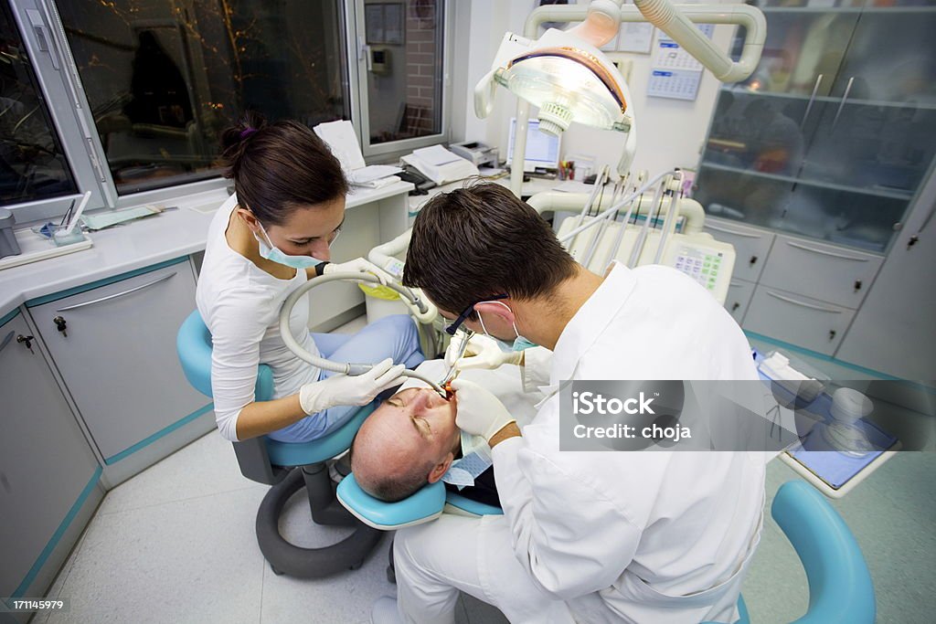 Dentista equipe e meio envelhecido paciente. - Foto de stock de Cadeira de Dentista royalty-free